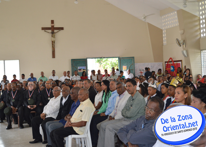 Asistentes a la misa del Espiritu Santo en Villa Mella 2
