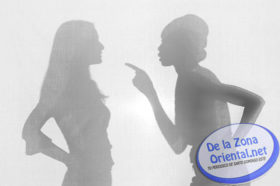 MUJERES-DISCUTIENDO